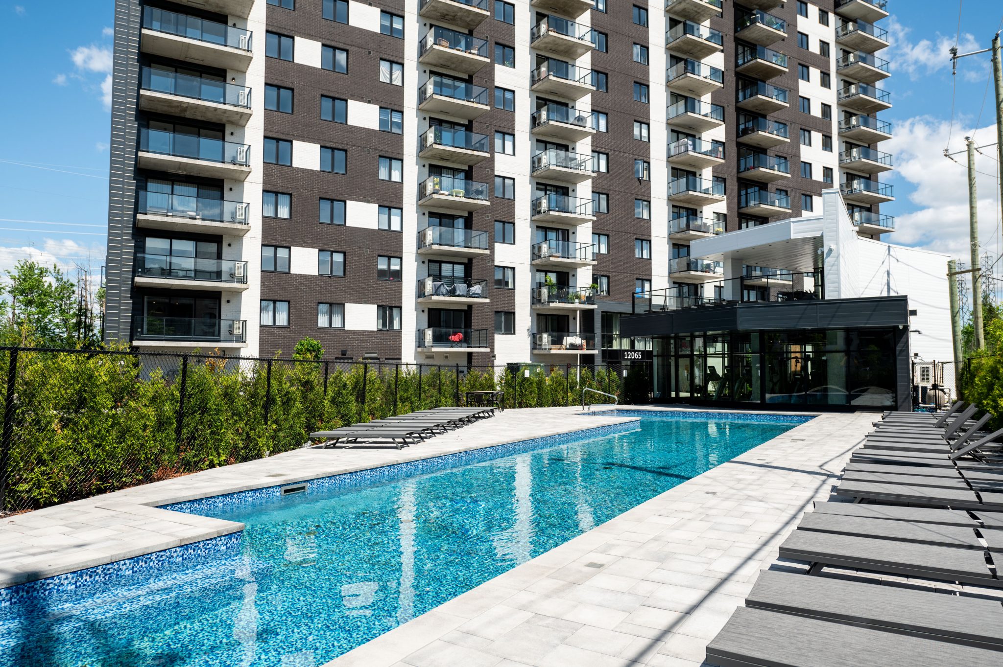 #SkybluCondos #CitéMirabel #CondoDeLuxe #VivreEnConfort #VuePanoramique #PiscineExtérieure